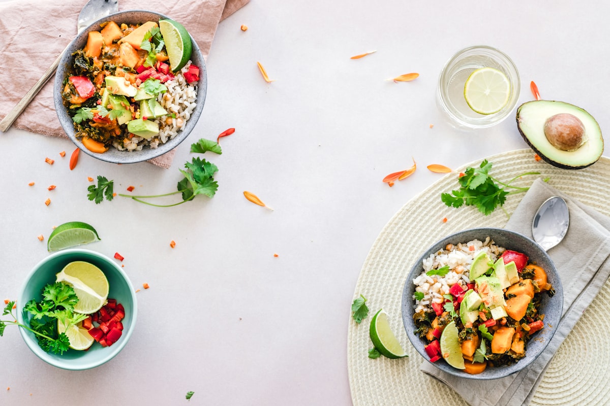 Tavolo con alimenti ricchi di vitamine e minerali, mostrando la varietà di nutrienti